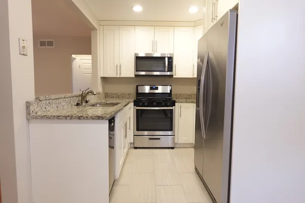 $2,195 | 2401 Huron Terrace, Waukegan, IL 60087