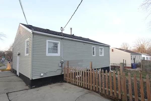 $2,195 | 2401 Huron Terrace, Waukegan, IL 60087