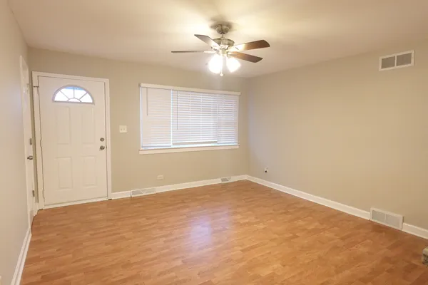 $2,195 | 2401 Huron Terrace, Waukegan, IL 60087