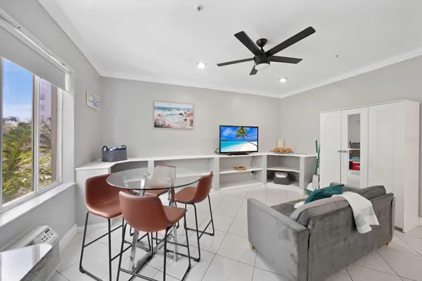 $1,850 | 3710 Collins Avenue, Unit N304, Miami Beach, FL 33140