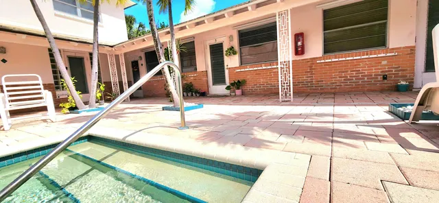 a view of a house with backyard