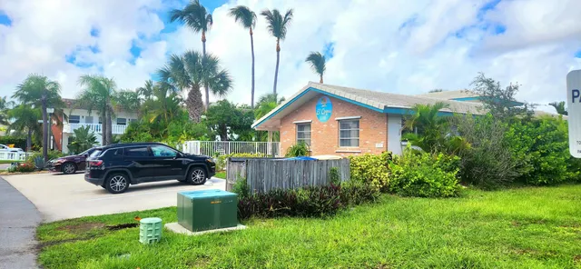 a view of a house with backyard and garden