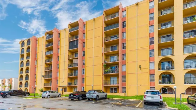 a view of a back yard