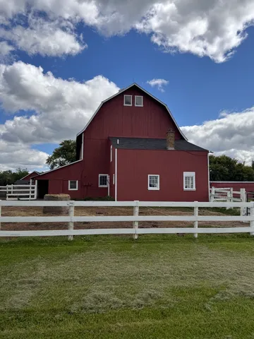 a view of a yard with a house