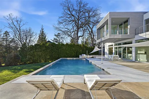 a view of a house with backyard