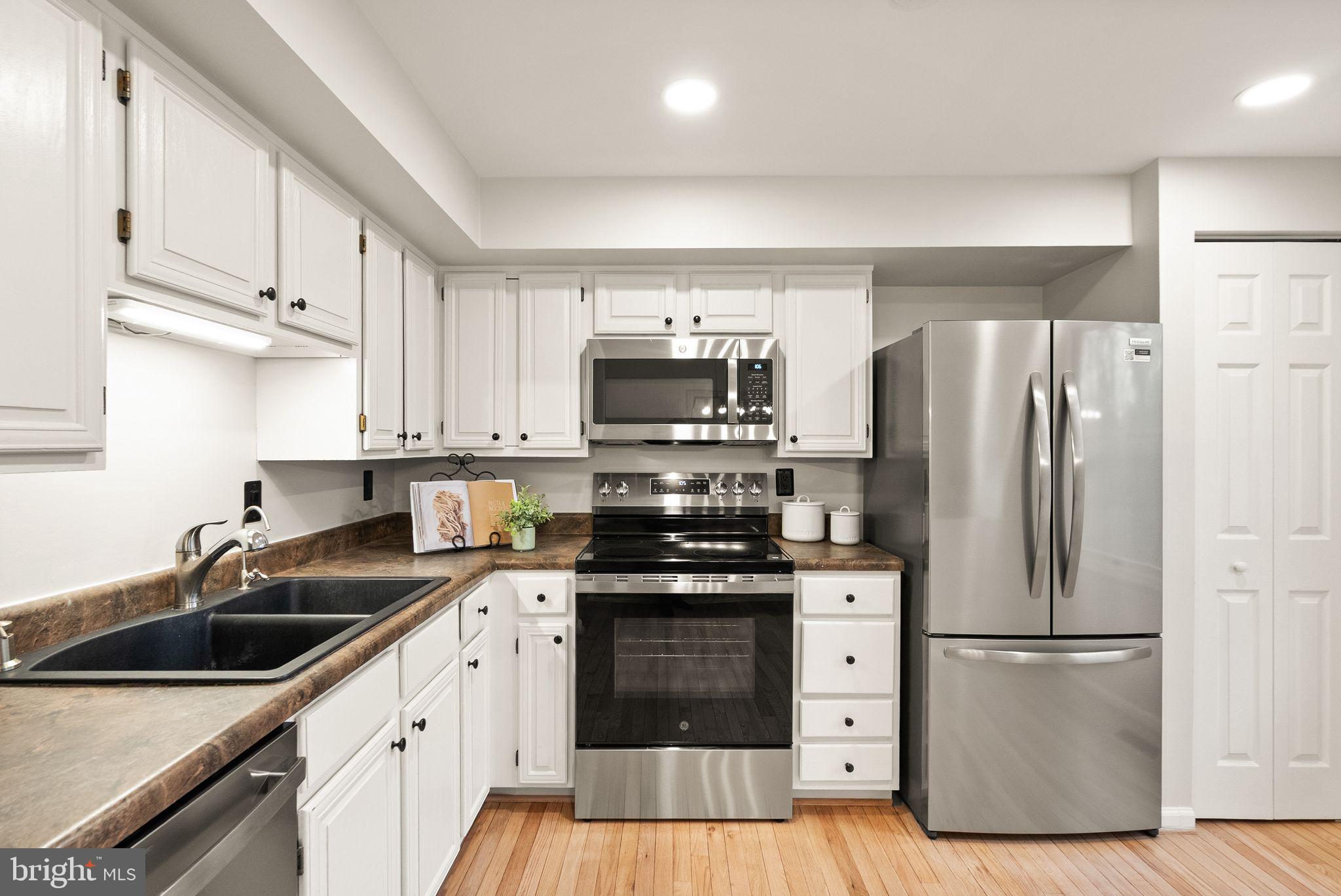 1548 Poplar Grove Drive Reston, VA 20194 - Photo 17 of 55 Kitchen with new SS appliances