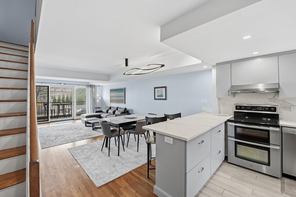 60 Brackett Place, Unit D Marblehead, MA 01945 - Photo 5 of 30 a kitchen with a stove a refrigerator and a dining table