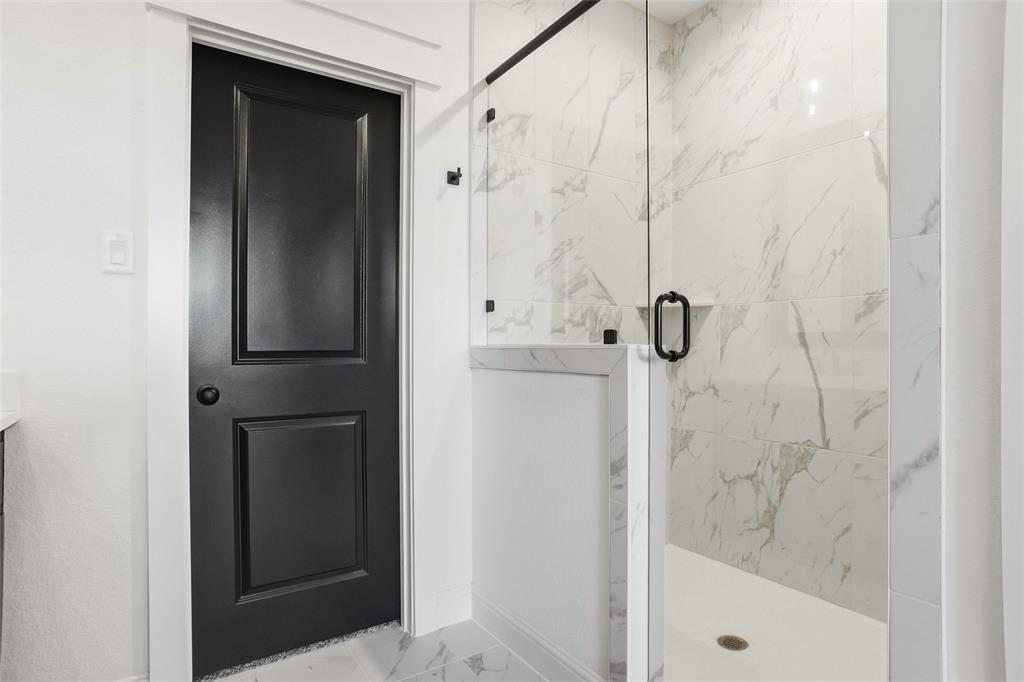 218 Legacy Boulevard Weatherford, TX 76086 - Photo 12 of 20 a bathroom with a bathtub