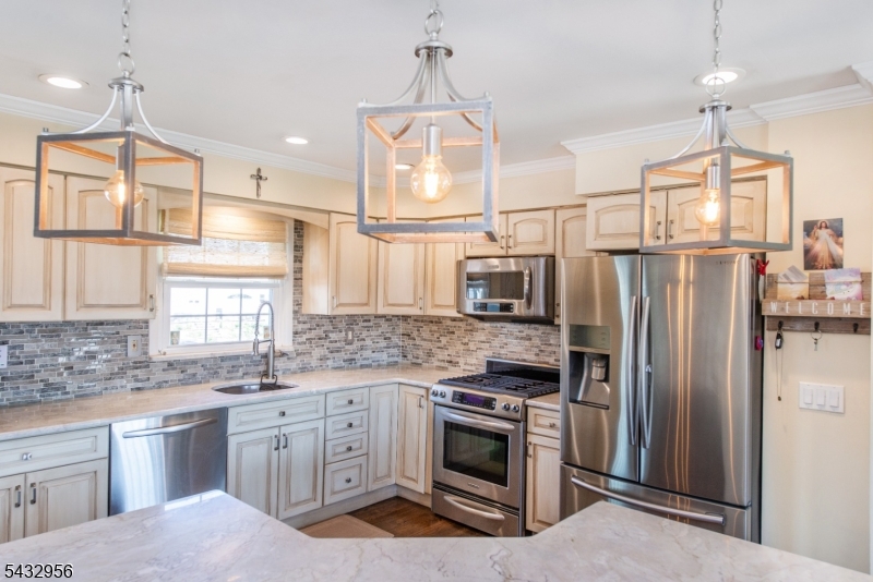 3 Knoll Road Fairfield, NJ 07004 - Photo 13 of 38