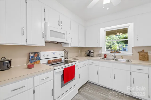 $460,000 | 700 Chestnut Lane, Matthews, NC 28104