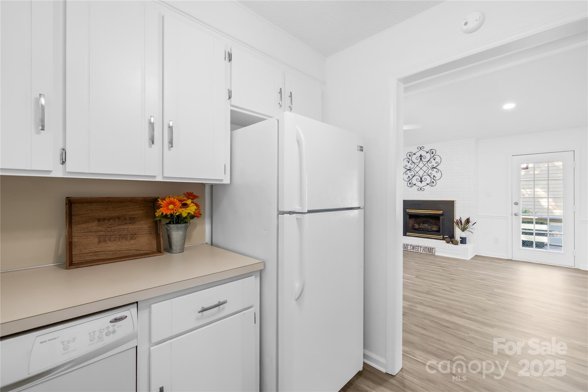 700 Chestnut Lane Matthews, NC 28104 - Photo 19 of 39 a kitchen with granite countertop a refrigerator a stove and wooden floor