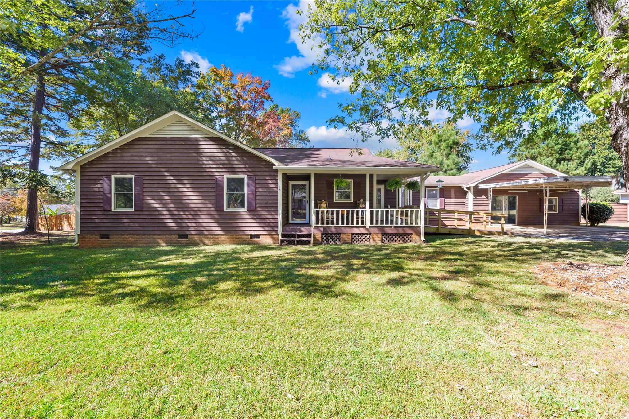 700 Chestnut Lane Matthews, NC 28104 - Photo 5 of 39 a front view of a house with a garden