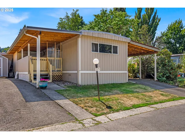 a view of a house with backyard
