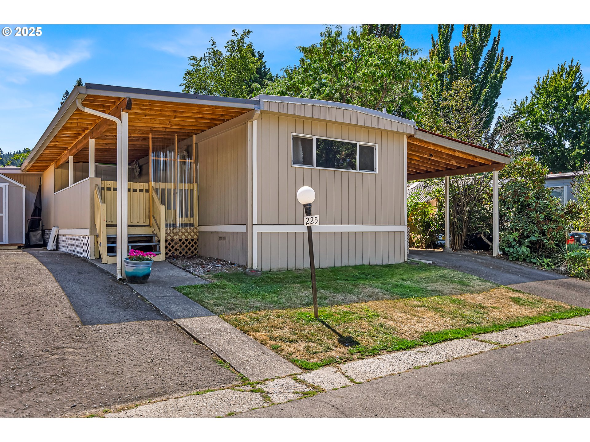 a view of a house with backyard
