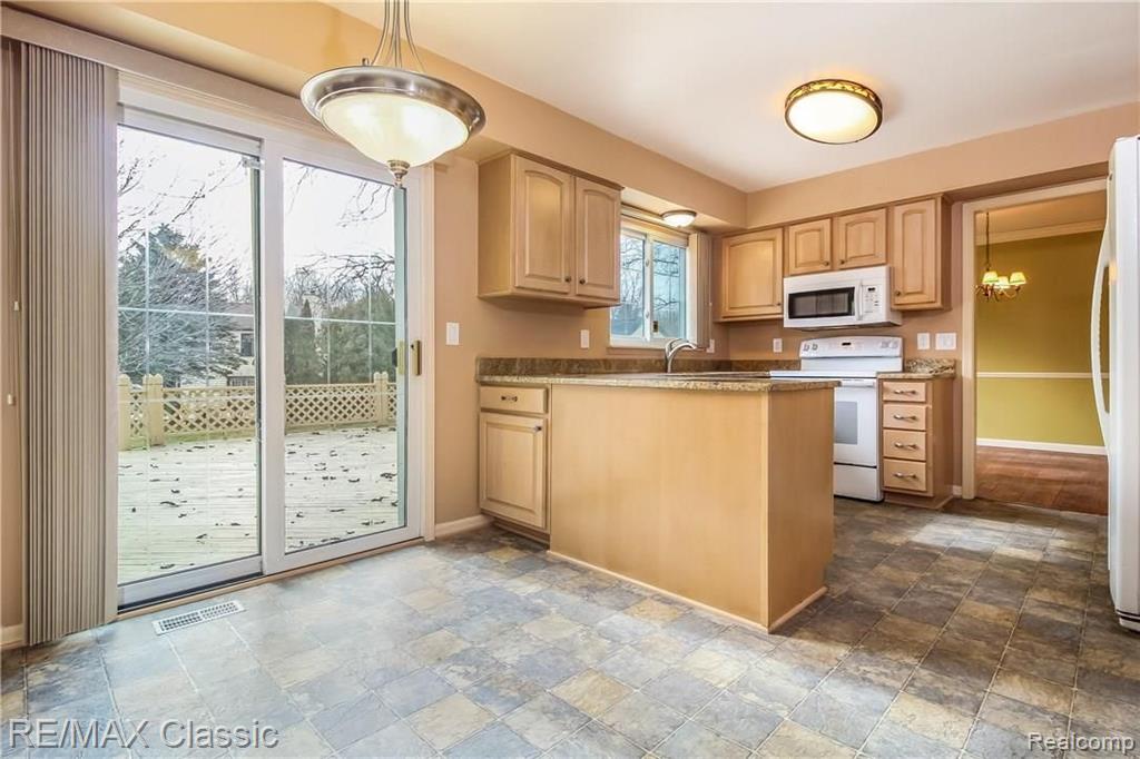 2247 Stonington Lane Rochester, MI 48306 - Photo 8 of 28