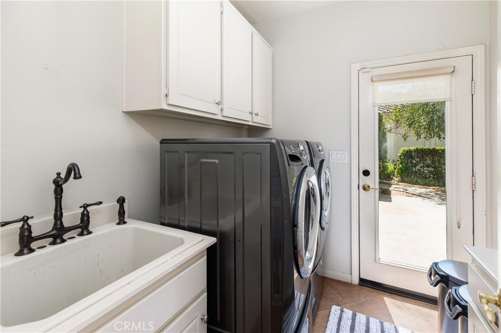 789 Glenhart Place Fallbrook, CA 92028 - Photo 30 of 40 a bathroom with a sink a toilet and a tub