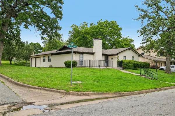 $279,500 | 800 Hyde Park Avenue, Denison, TX 75020