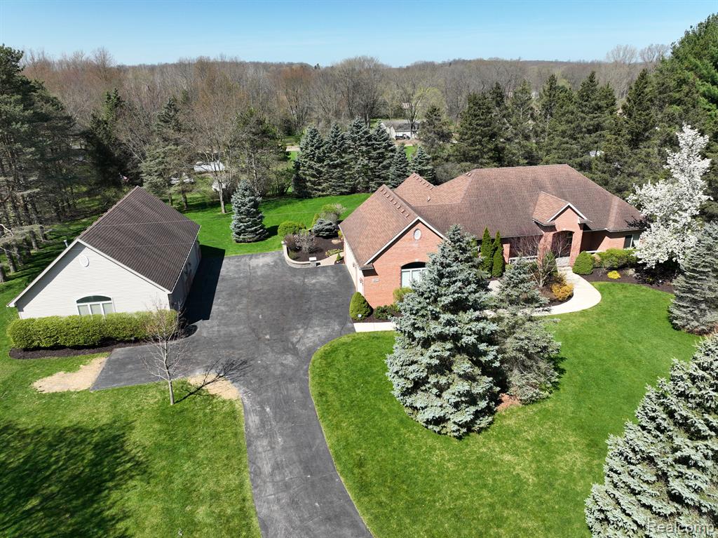 2877 Fenton Road Hartland, MI 48353 - Photo 2 of 56