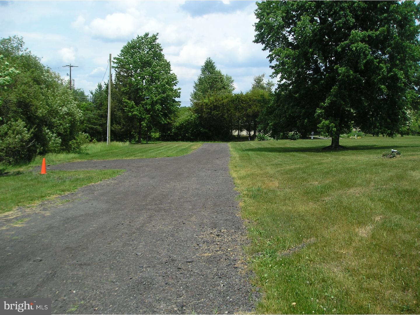 111 Ervin Road Pipersville, PA 18947 - Photo 3 of 13 Driveway