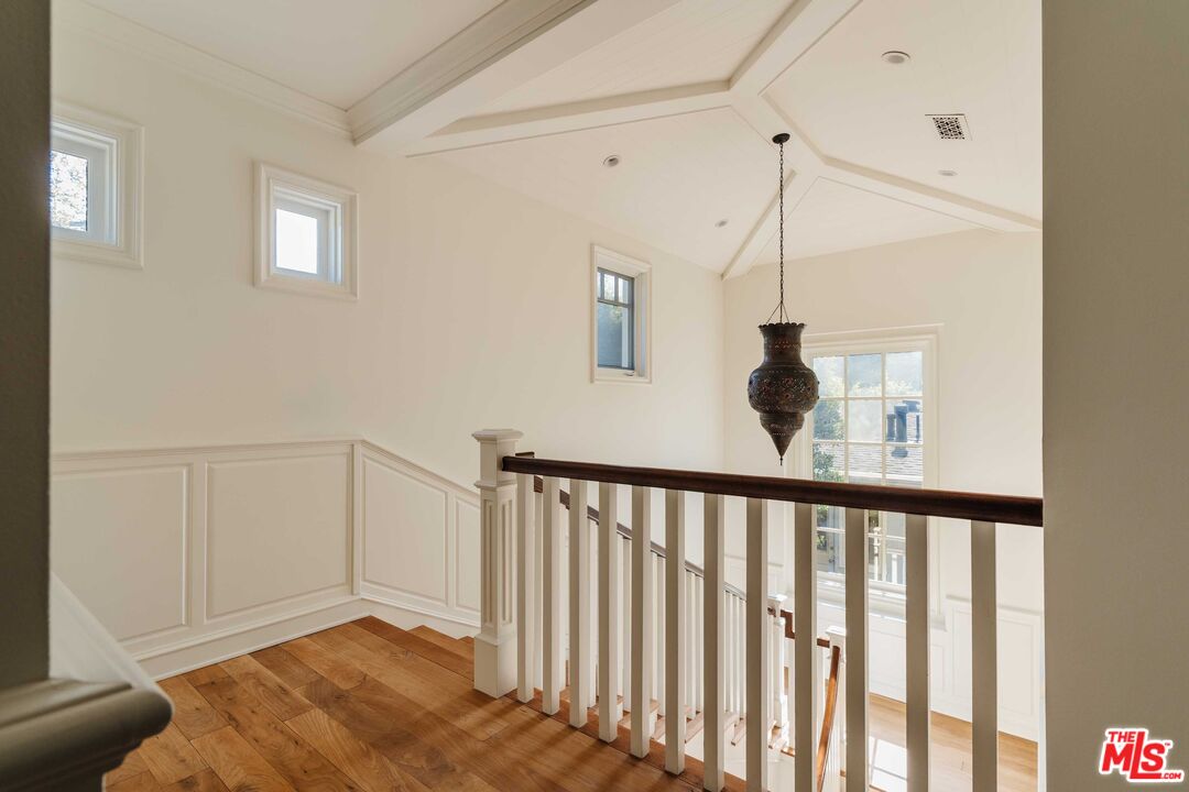 685 San Lorenzo Street Santa Monica, CA 90402 - Photo 20 of 44 a view of a livingroom with wooden floor and a window