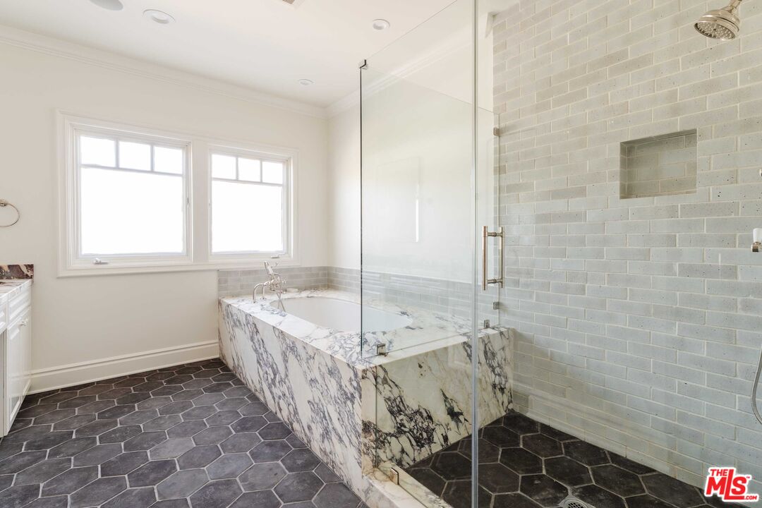 685 San Lorenzo Street Santa Monica, CA 90402 - Photo 27 of 44 a bathroom with a tub and a sink