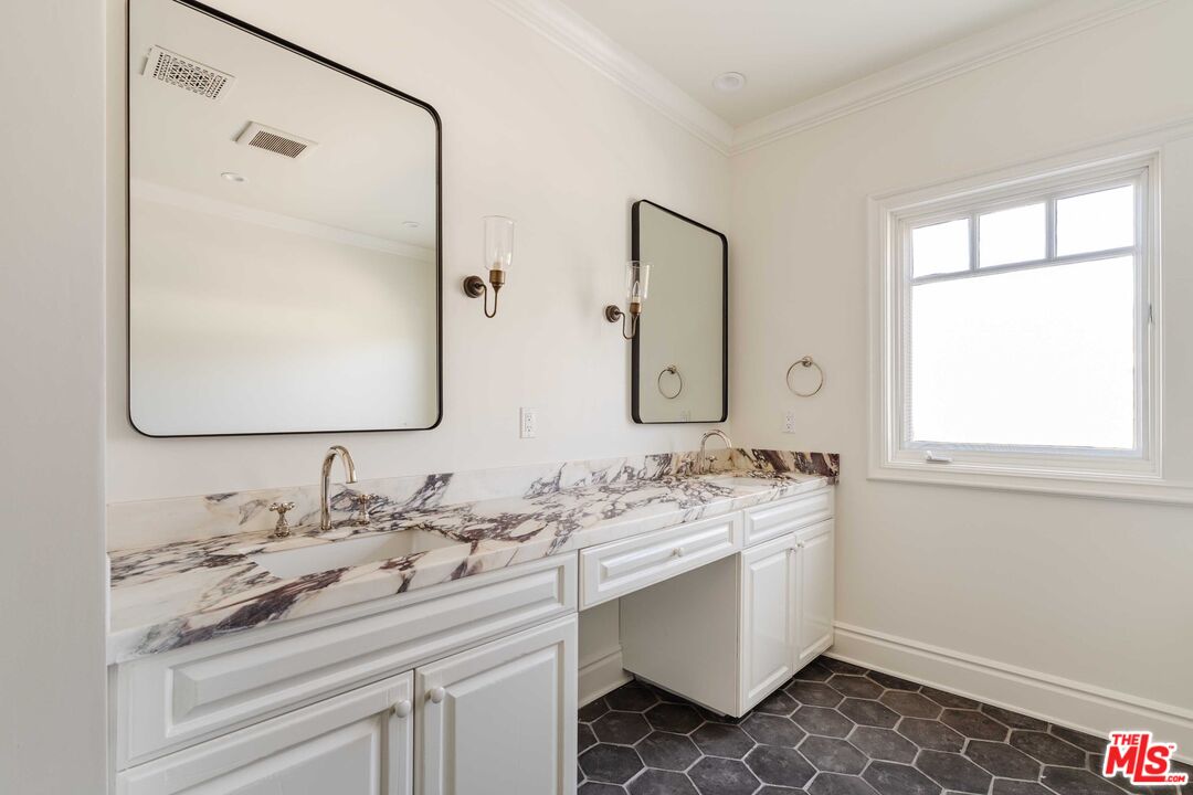 685 San Lorenzo Street Santa Monica, CA 90402 - Photo 28 of 44 a bathroom with a double vanity sink mirror and