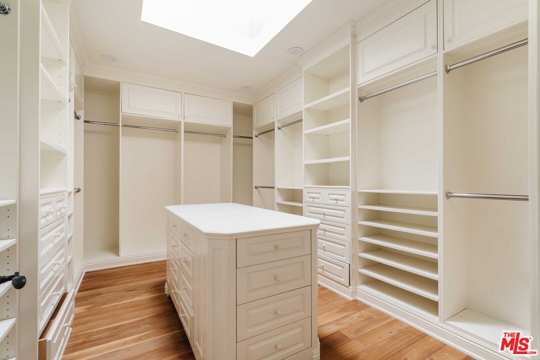 685 San Lorenzo Street Santa Monica, CA 90402 - Photo 29 of 44 a kitchen with a refrigerator and a sink