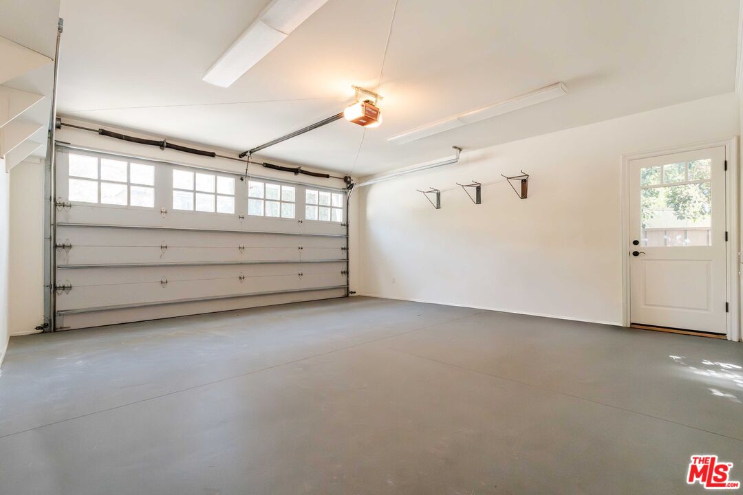 685 San Lorenzo Street Santa Monica, CA 90402 - Photo 41 of 44 a view of room and window