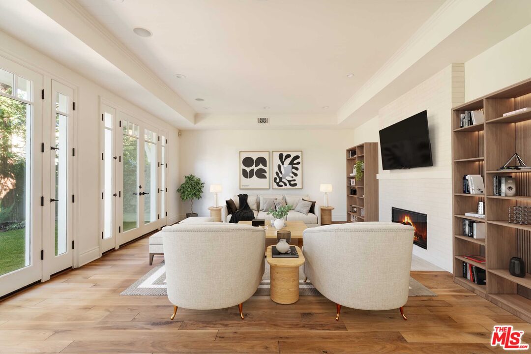 685 San Lorenzo Street Santa Monica, CA 90402 - Photo 5 of 44 a living room with furniture and a flat screen tv