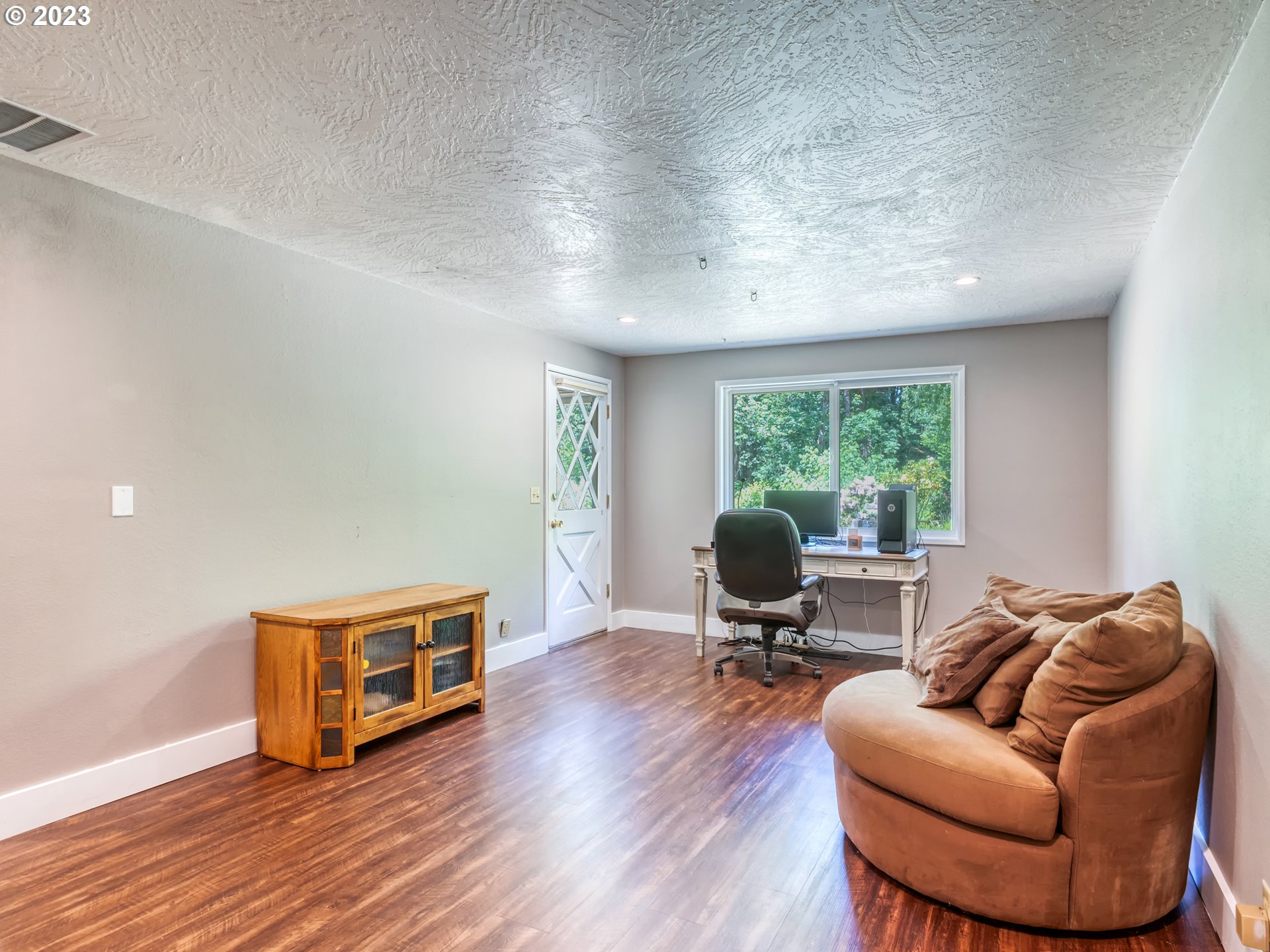 38437 McKenzie Highway Springfield, OR 97478 - Photo 27 of 48 a living room with furniture and a window