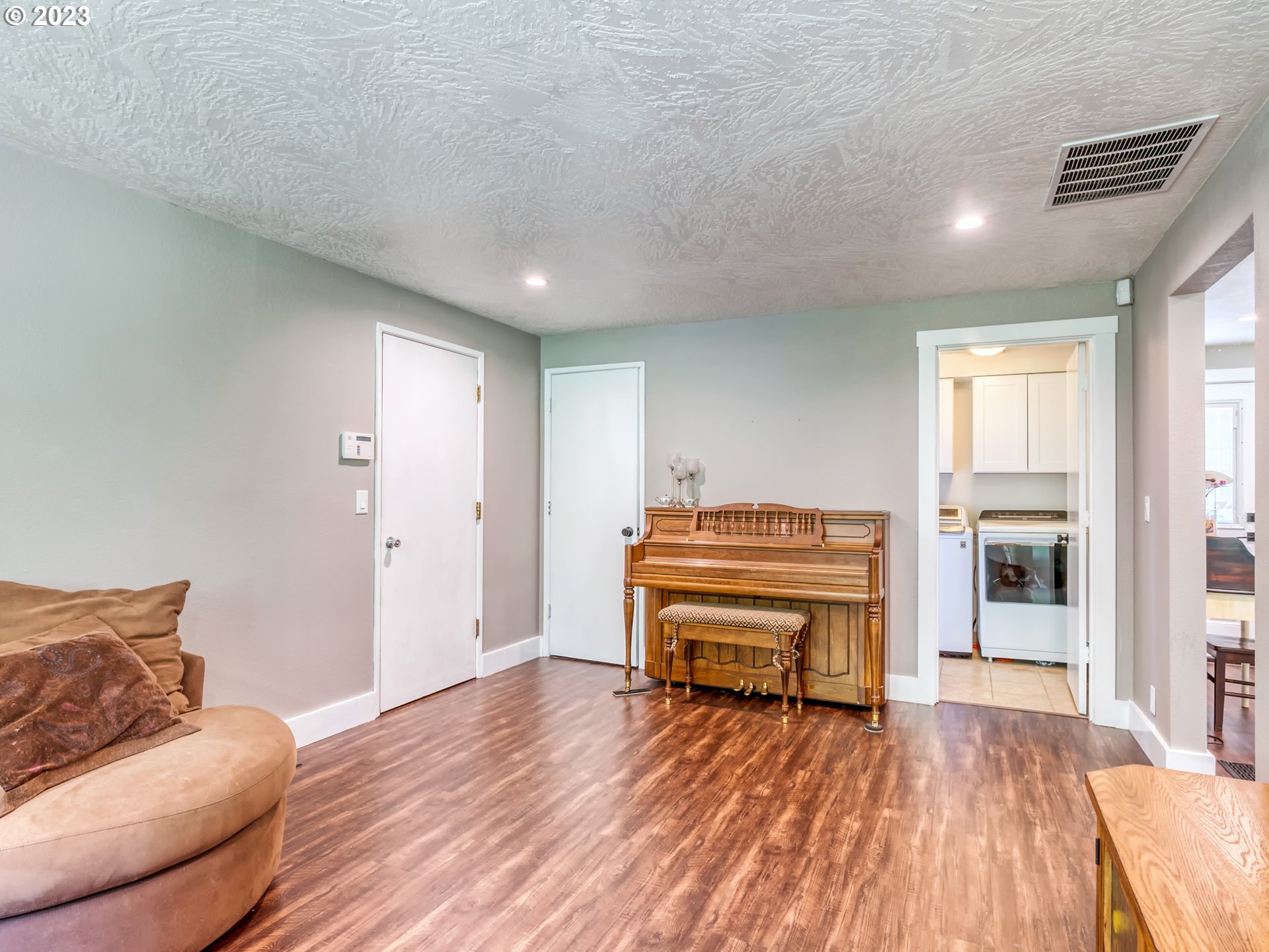 38437 McKenzie Highway Springfield, OR 97478 - Photo 28 of 48 a view of a livingroom with furniture