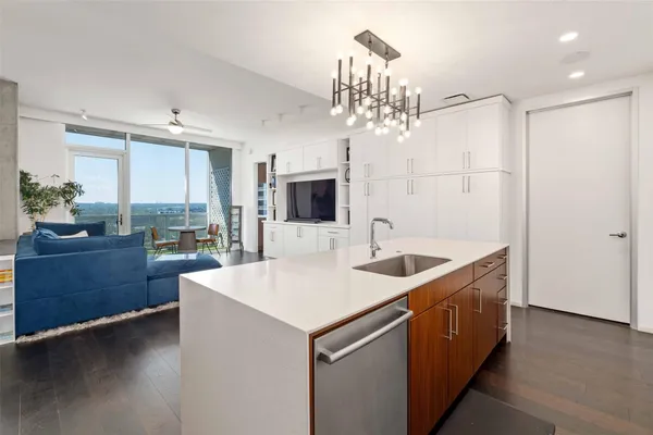 $5,800 | 301 West Avenue, Unit 1807, Austin, TX 78701