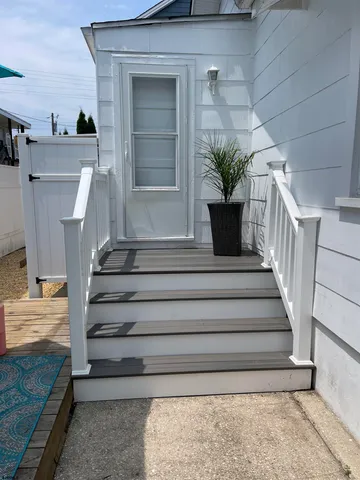 a view of entryway and hall