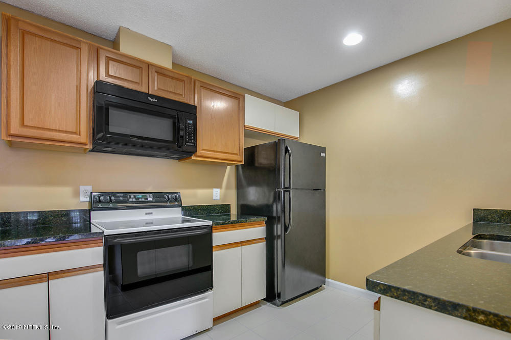 3801 Crown Point Road, Unit 2203 Jacksonville, FL 32257 - Photo 3 of 15 3 kitchen