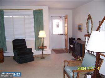 286 Sanford Road Upper Darby, PA 19082 - Photo 6 of 9 Living Room