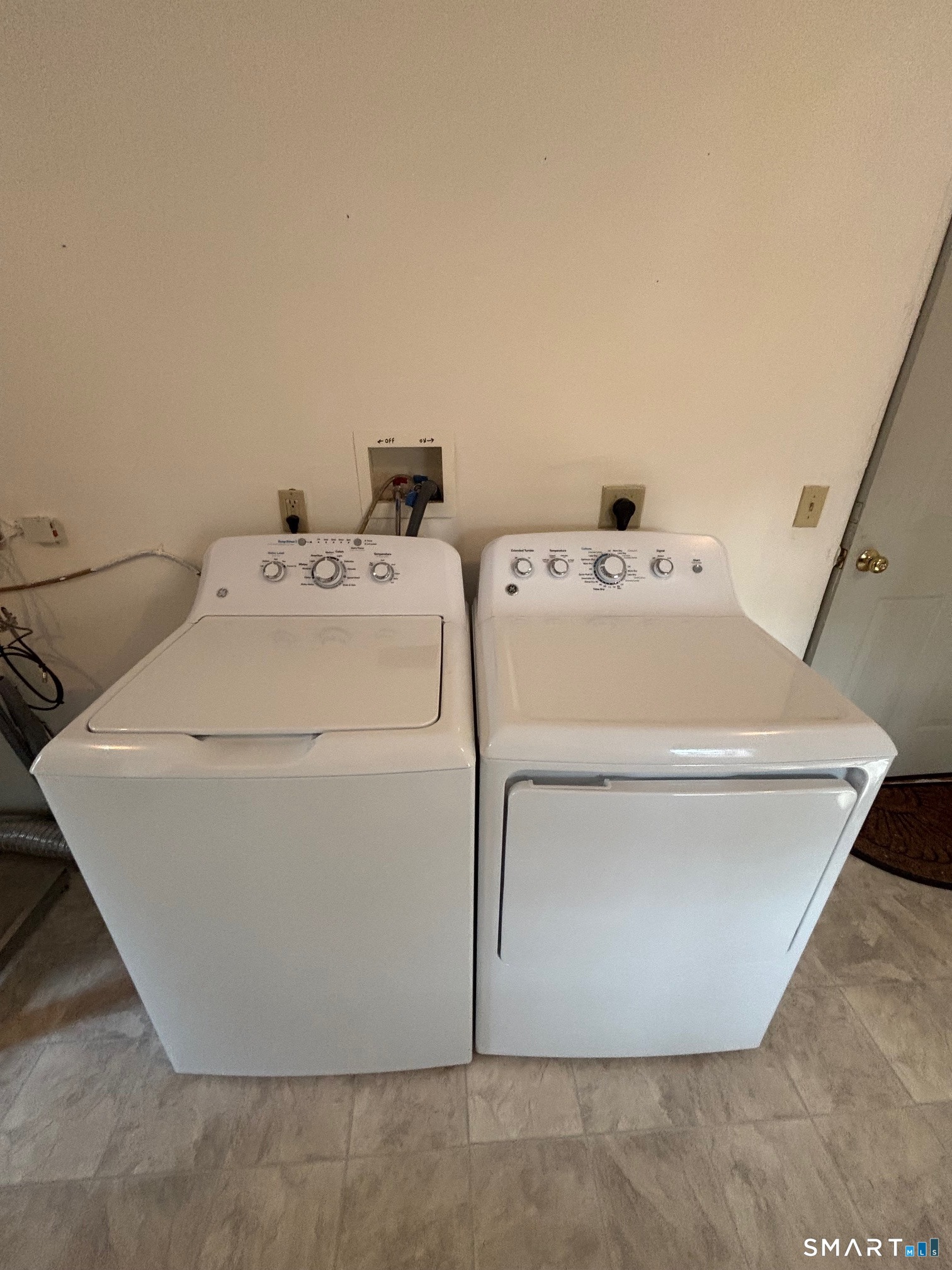 83 Danny's Way, Unit 83 Wallingford, CT 06492 - Photo 32 of 38 a utility room with dryer and washer