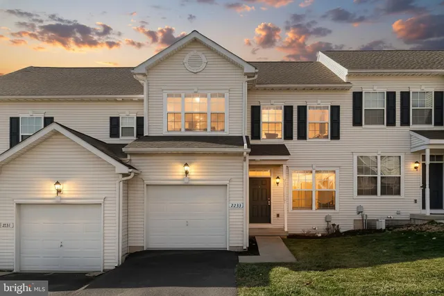 $210,000 | 2233 Live Oak Lane, Unit 2233, York, PA 17406