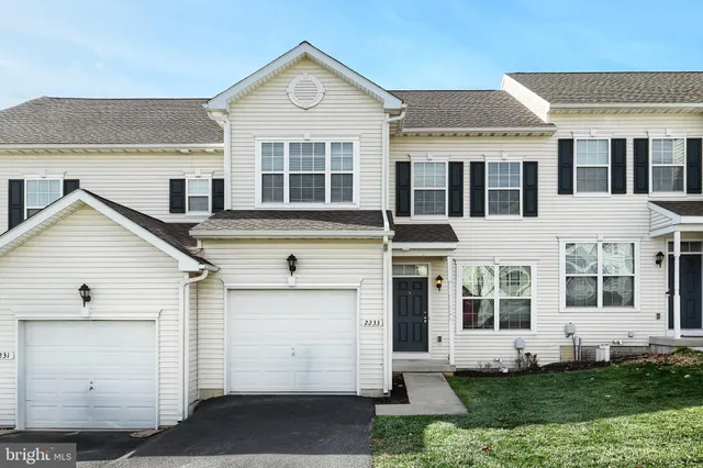 $210,000 | 2233 Live Oak Lane, Unit 2233, York, PA 17406
