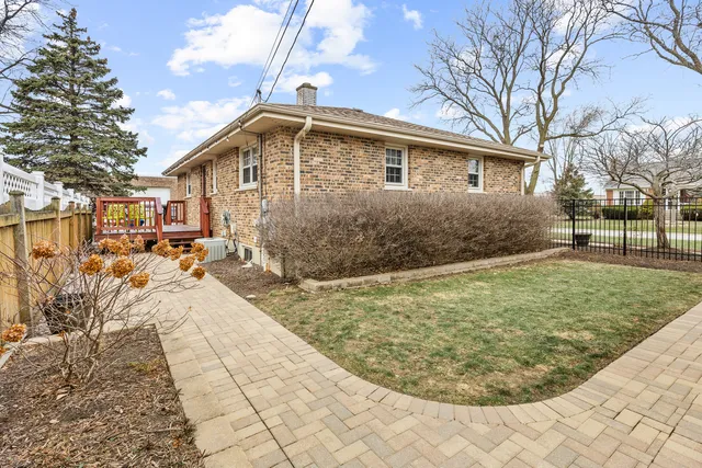 $552,000 | 132 East Gladys Avenue, Elmhurst, IL 60126