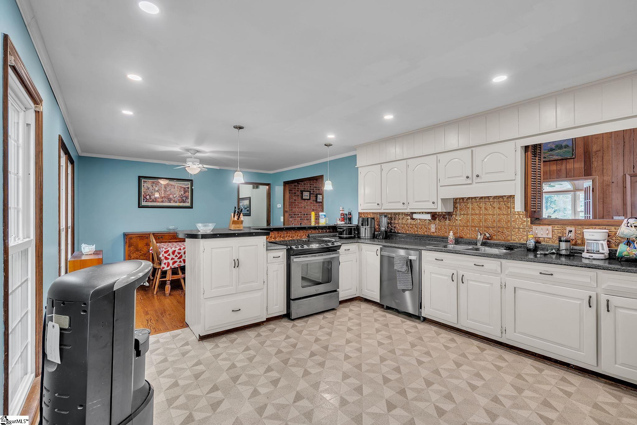 412 Smith Road Landrum, SC 29356 - Photo 11 of 37