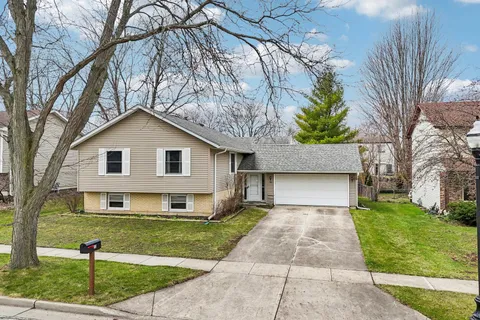$589,000 | 10 Deerpath Drive, Vernon Hills, IL 60061