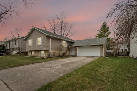 $589,000 | 10 Deerpath Drive, Vernon Hills, IL 60061