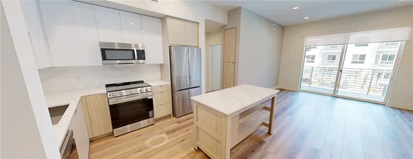 $4,355 | 21010 Erwin Street, Unit 644, Woodland Hills, CA 91367