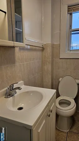 $2,000 | 18 East Forest Avenue, Unit 2, Englewood, NJ 07631