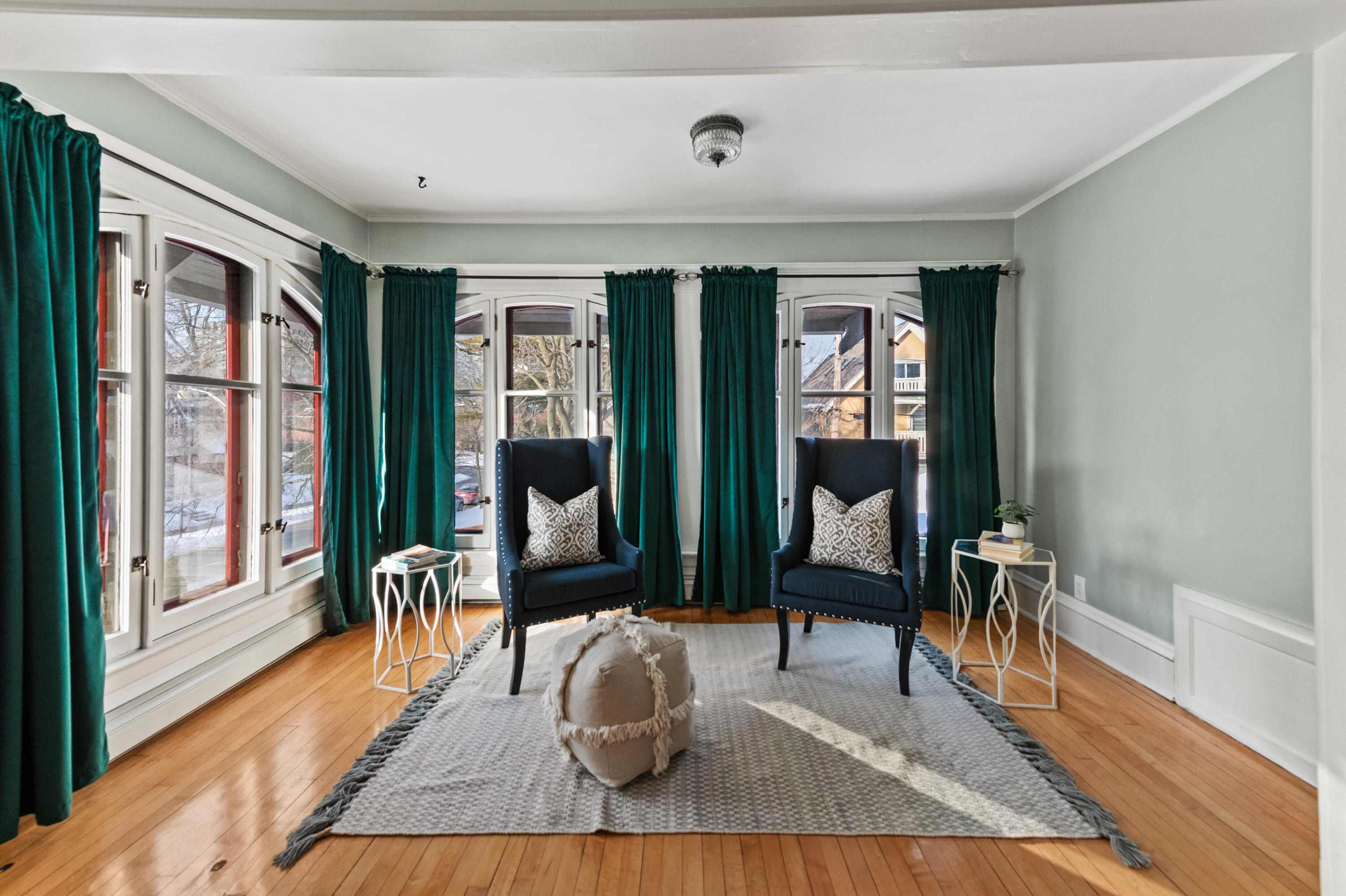 3405 North Hackett Avenue Milwaukee, WI 53211 - Photo 36 of 73 Primary Seating Area