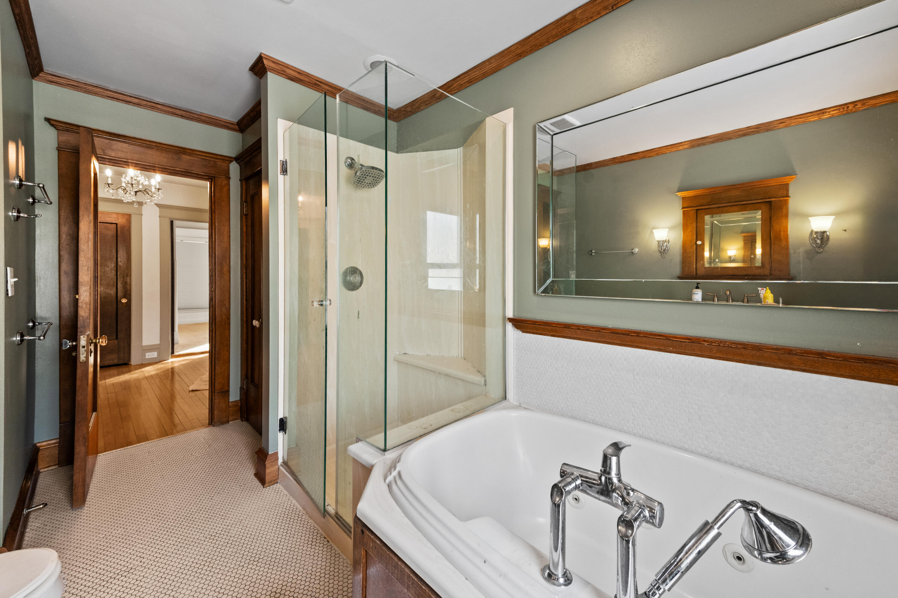 3405 North Hackett Avenue Milwaukee, WI 53211 - Photo 40 of 73 Full Bathroom