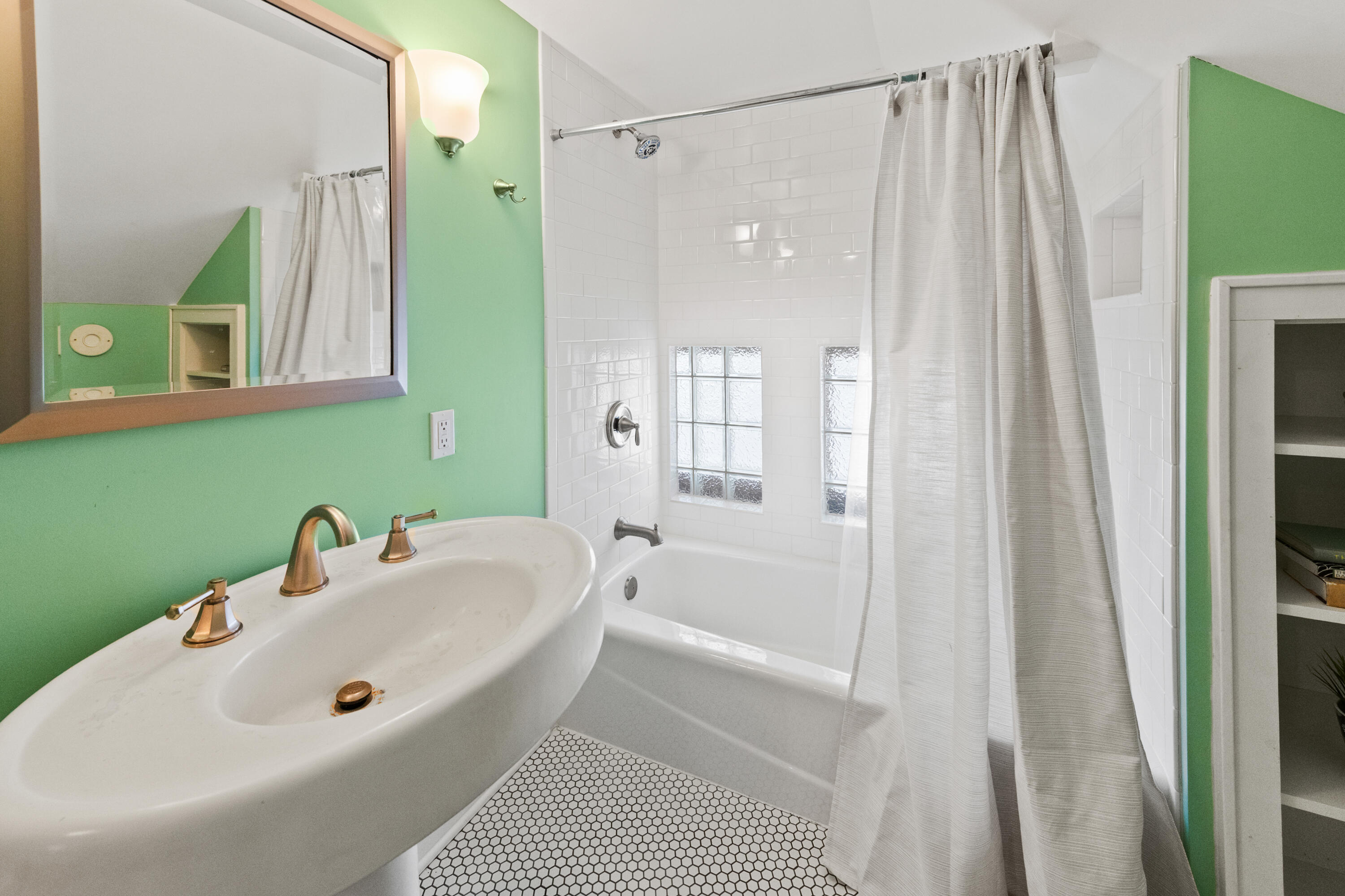 3405 North Hackett Avenue Milwaukee, WI 53211 - Photo 54 of 73 Third Floor Full Bath