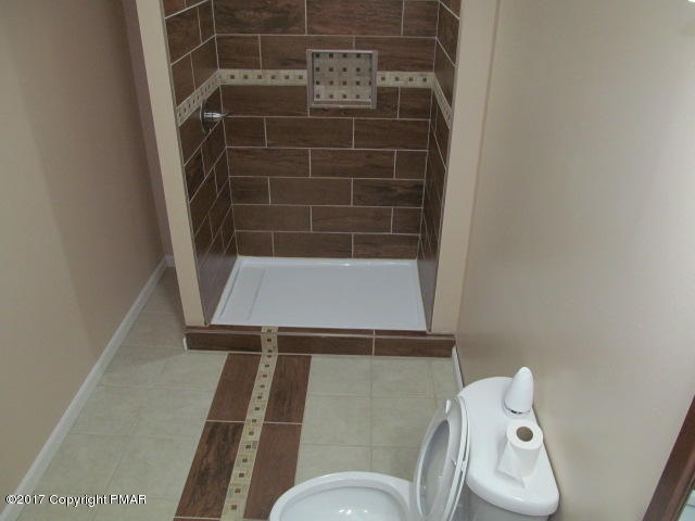 334 Canterbury Road Bushkill, PA 18324 - Photo 3 of 20 a bathroom with a toilet