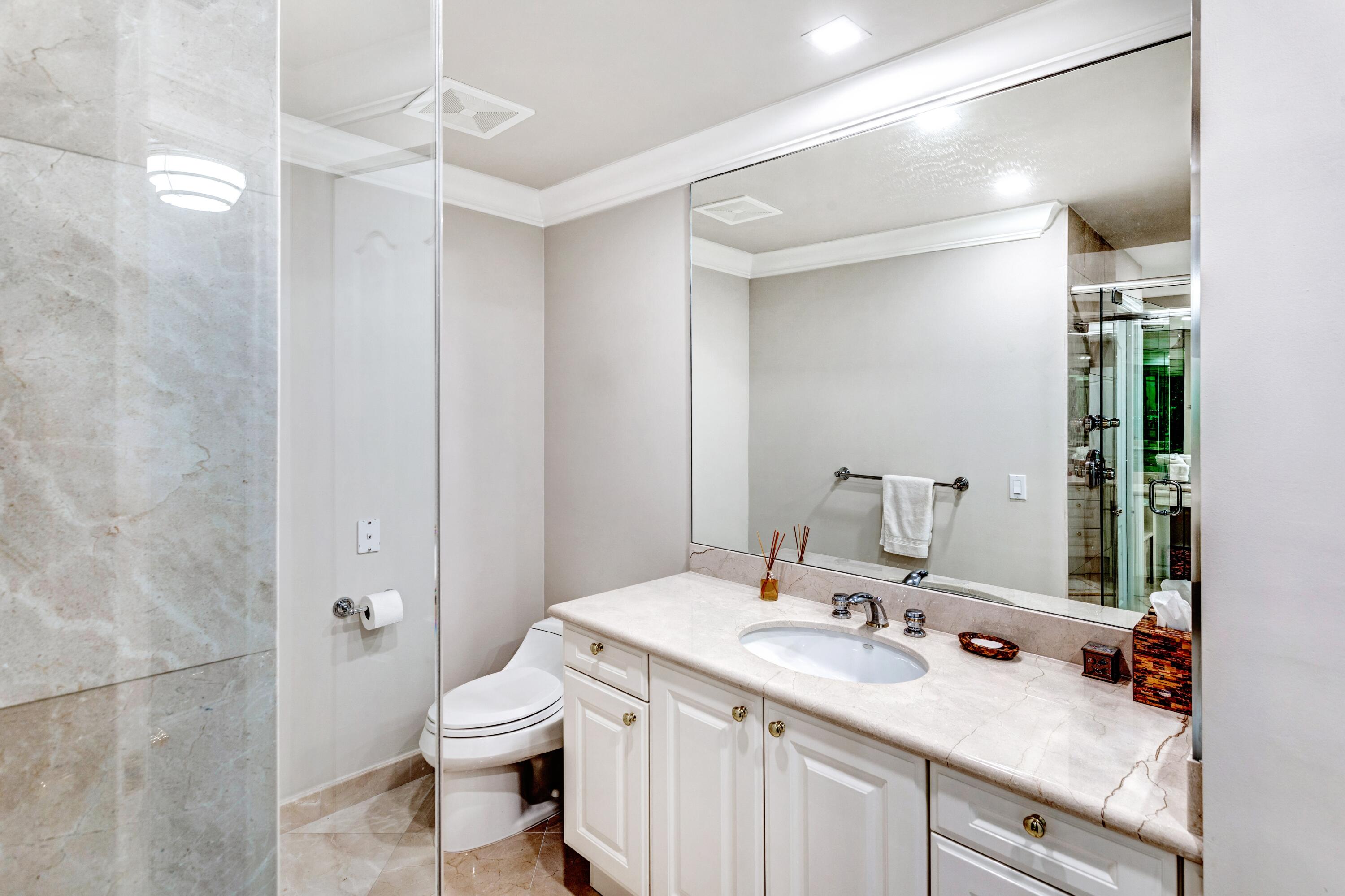 400 South Ocean Boulevard, Unit R17 Boca Raton, FL 33432 - Photo 11 of 32 MASTER BATH 2