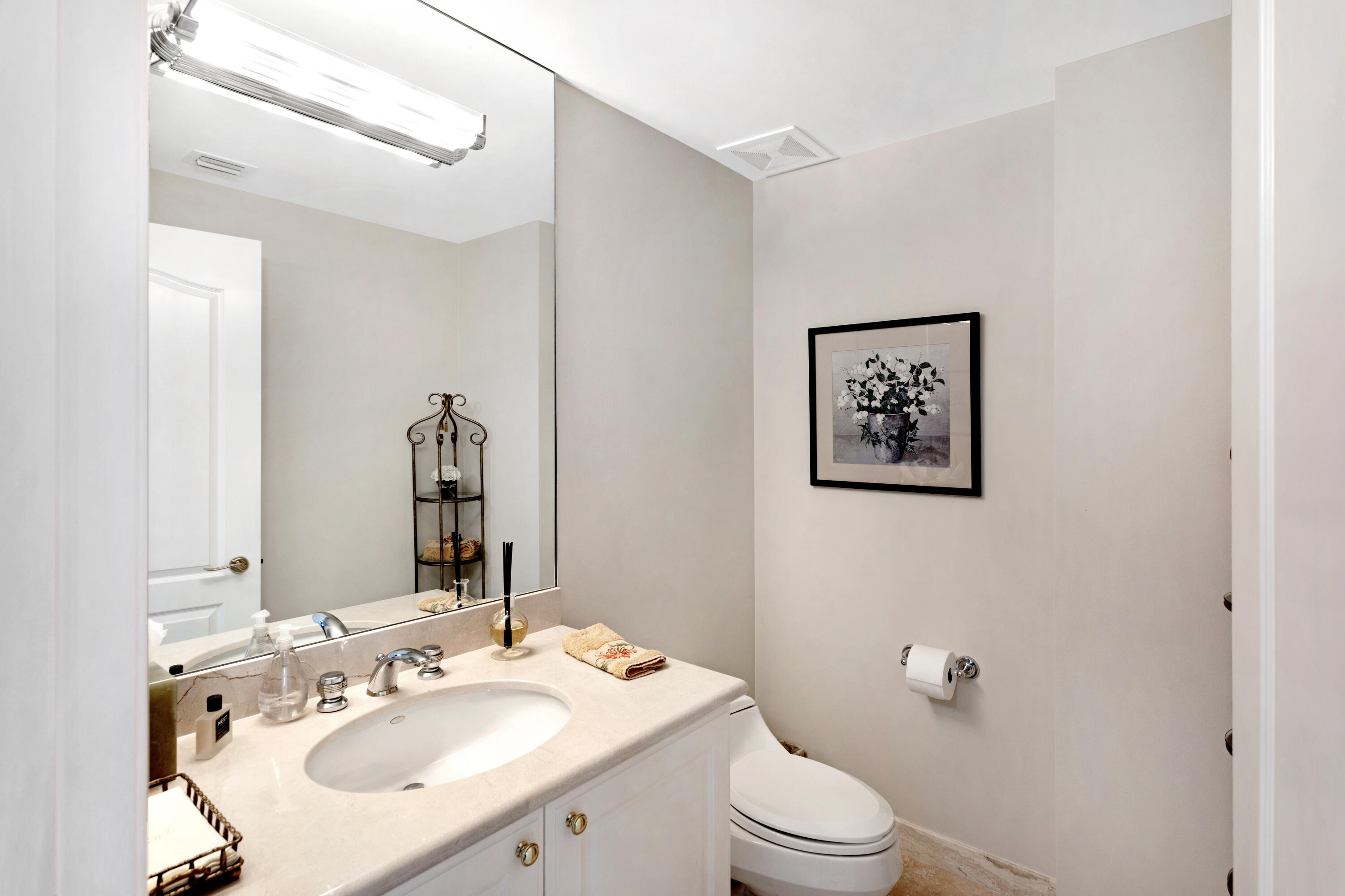 400 South Ocean Boulevard, Unit R17 Boca Raton, FL 33432 - Photo 14 of 32 POWDER ROOM